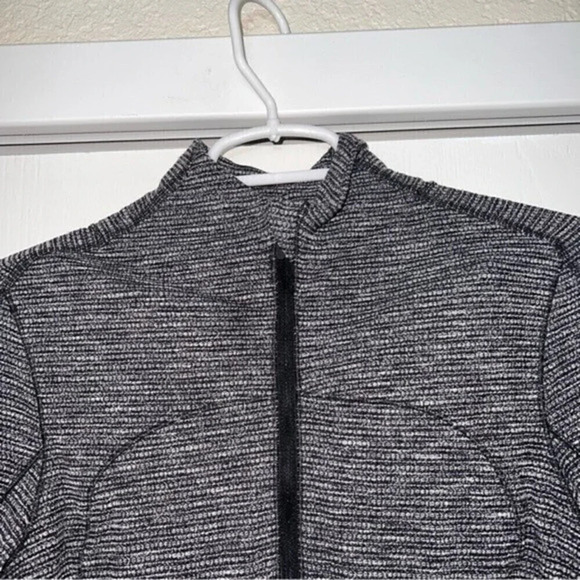 Lululemon Run Briskly 1/2 Zip Size 8 - Picture 3 of 10